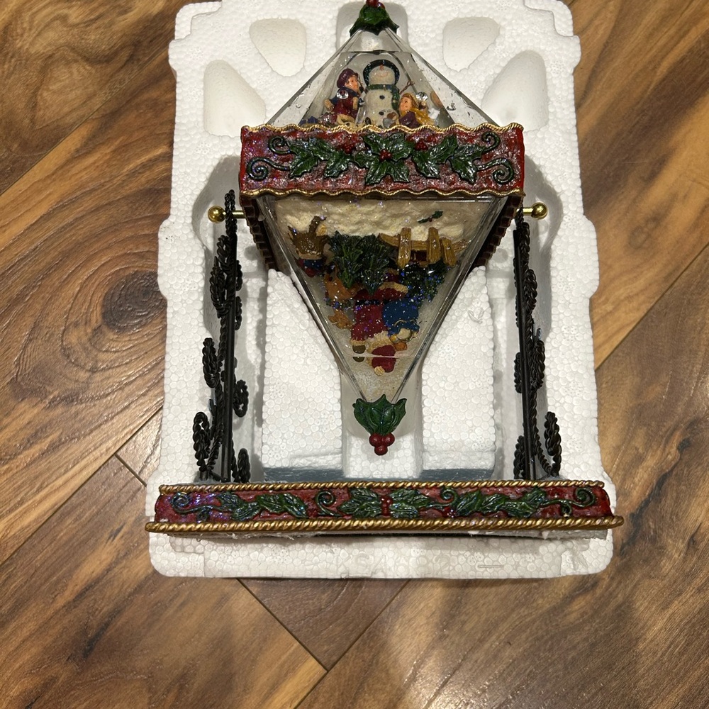 Kirkland Signature Rotating Pyramid Waterglobe with Red and Green Details - Picture 4 of 9